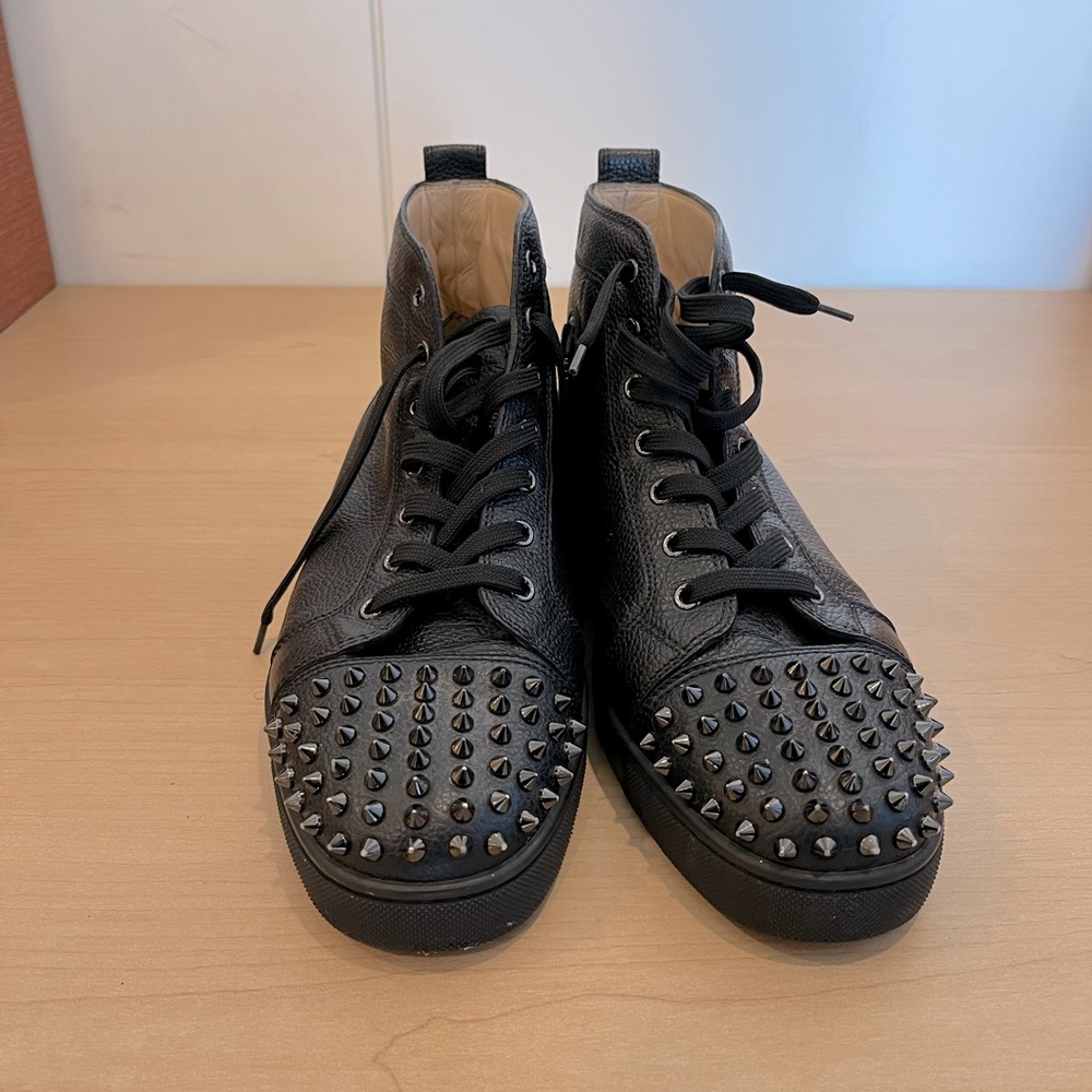 these shoes are particularly brand new, worn a few times. No box unfortunately.
